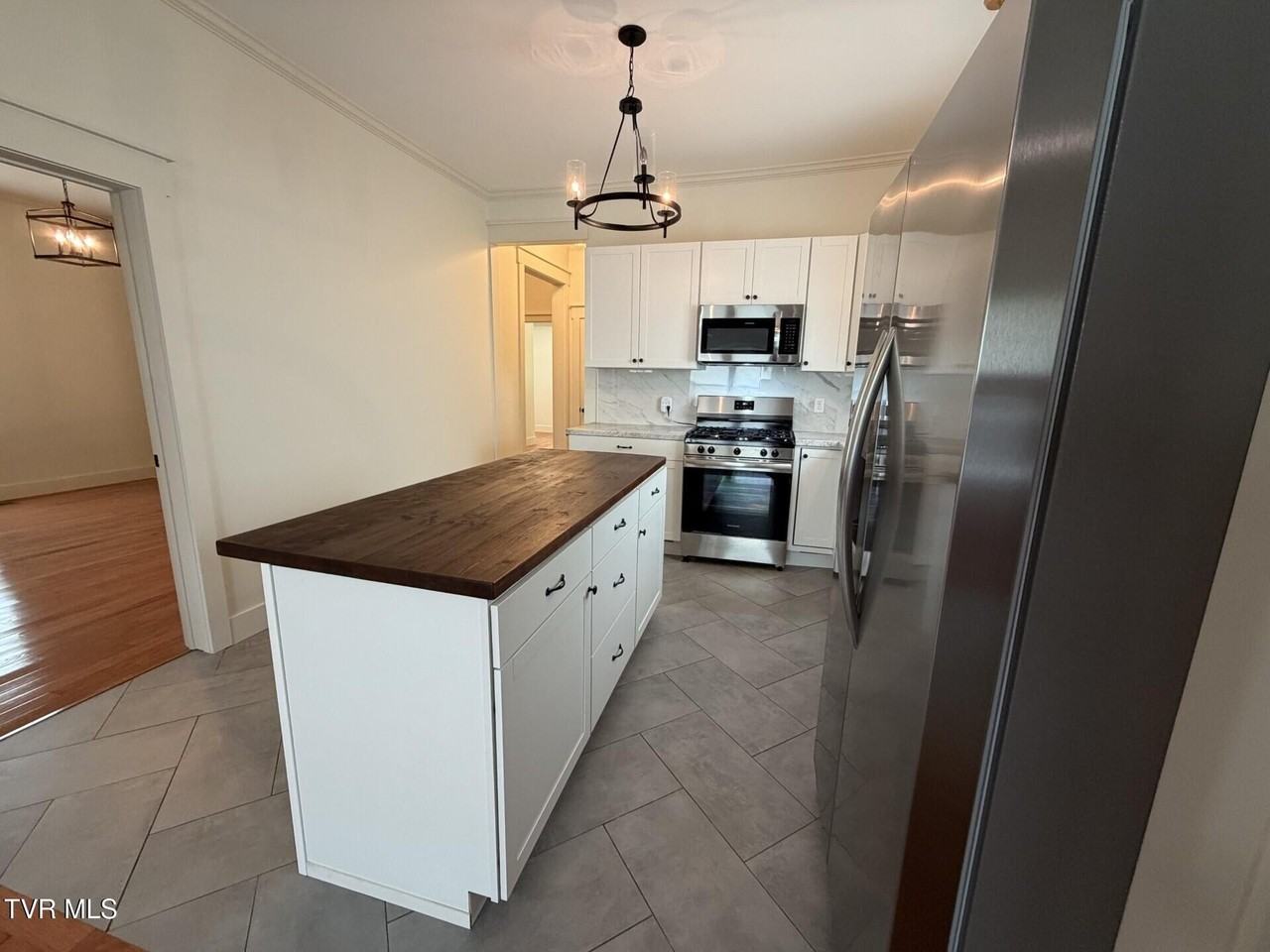 710 Carson St - Photo 5 of 19