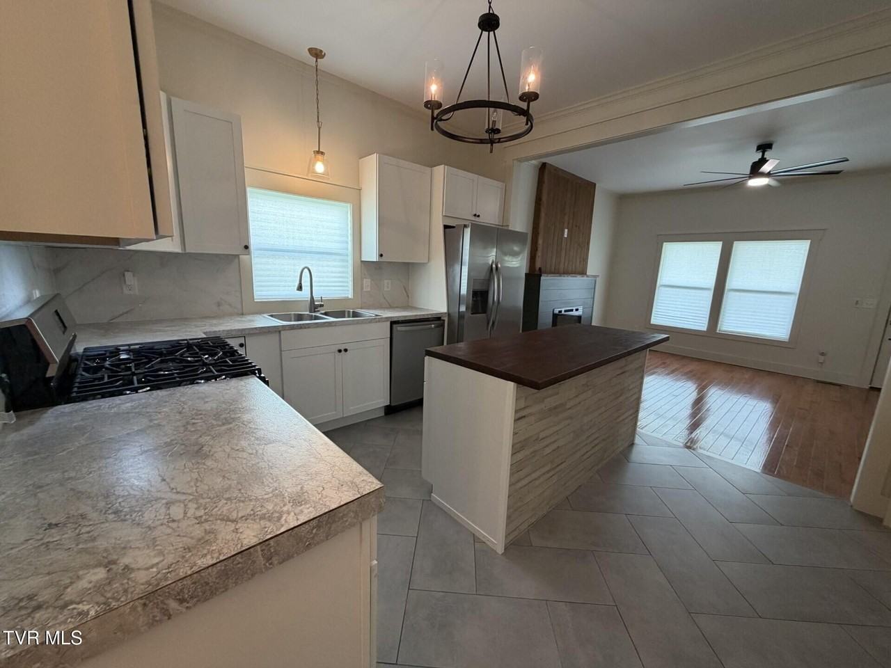 710 Carson St - Photo 6 of 19