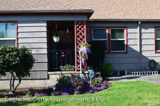 653 NE 4th St - Photo 3 of 12