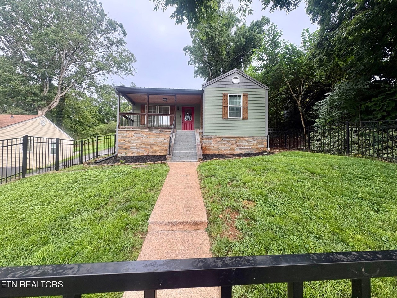 425 Sewanee St - Photo 2 of 16