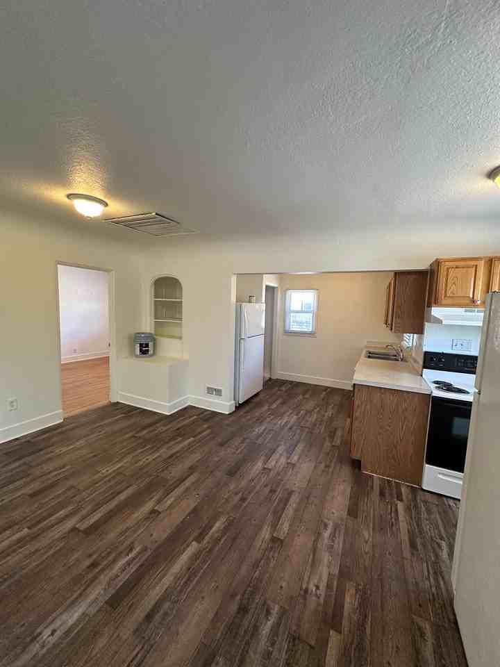 814 20th St - Photo 4 of 13