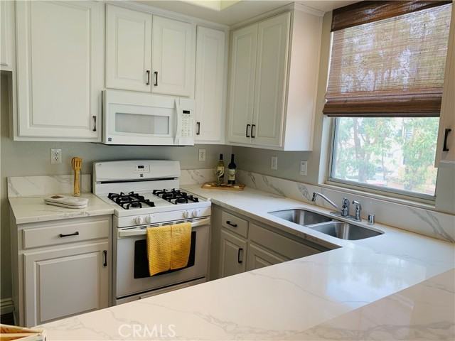 1044 S Rossano Way - Photo 4 of 18