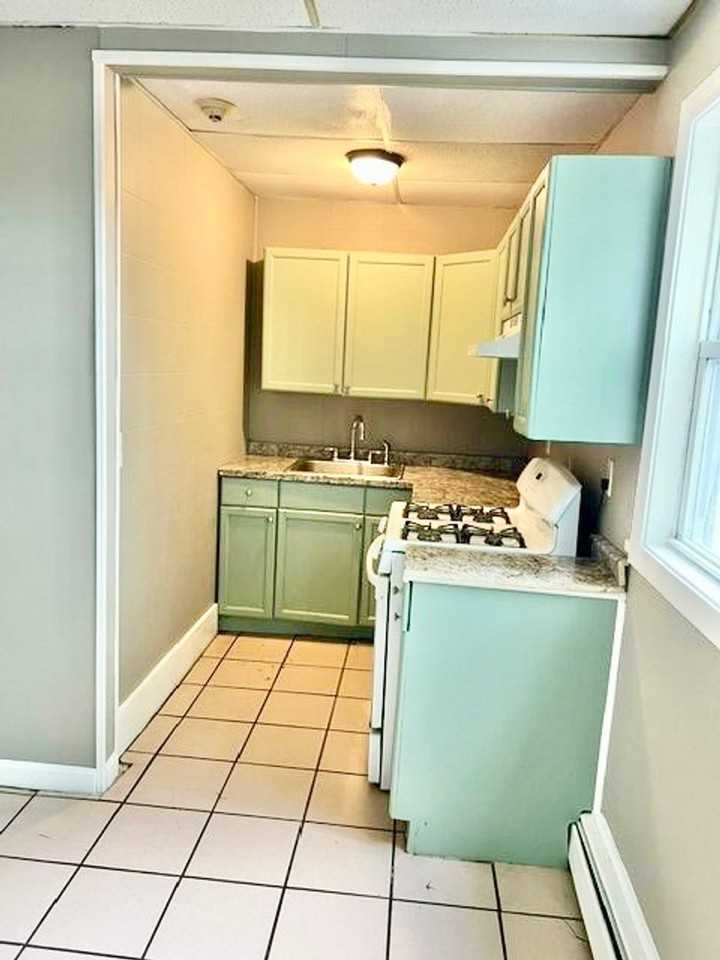24 Lawn Ave #1R - Photo 4 of 19