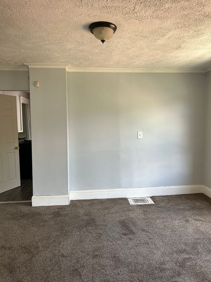 9505 Sladden Ave - Photo 4 of 25