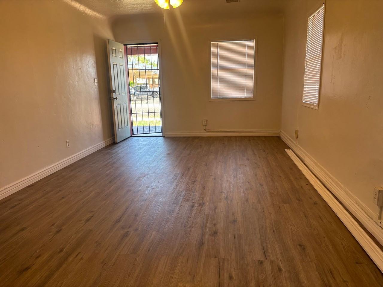 317 E Maple St - Photo 5 of 5