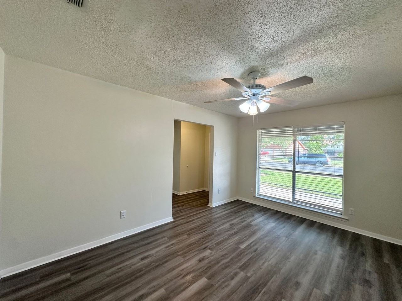 1005 Bonner Dr - Photo 3 of 29