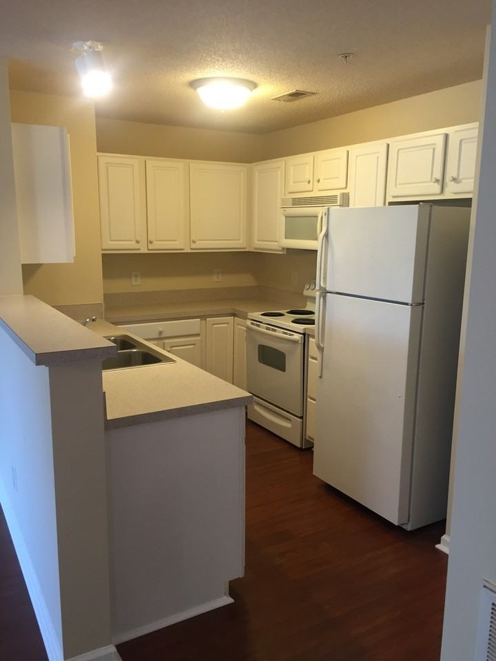 3694 Cotswold Ave Unit 2d - Photo 3 of 8