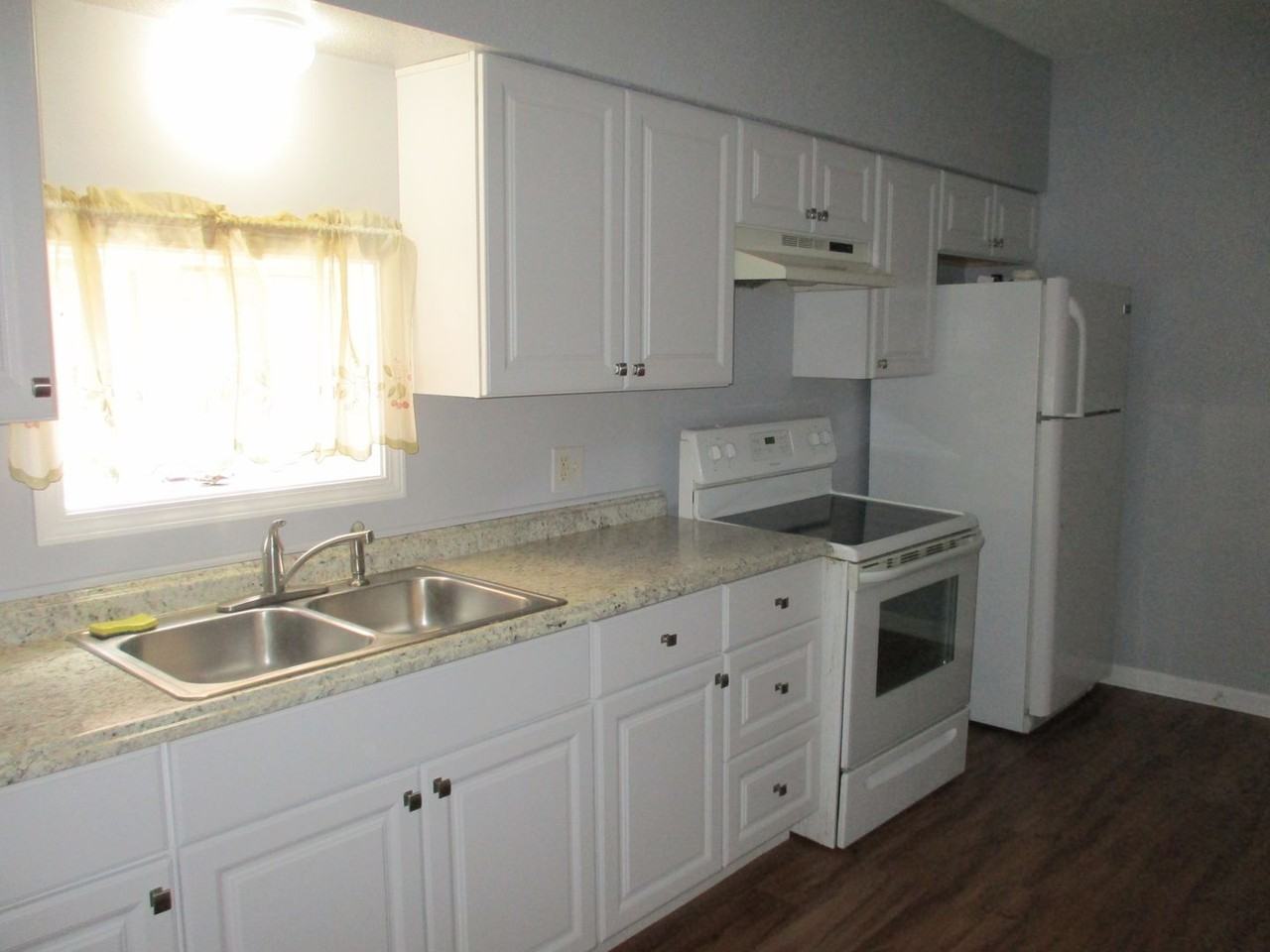 1214 Summit St - Photo 2 of 8