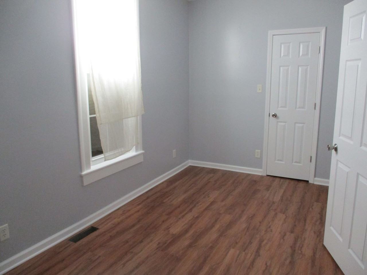1214 Summit St - Photo 3 of 8