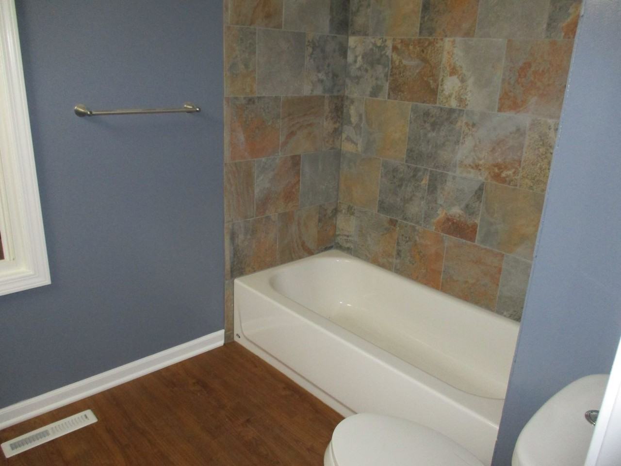 1214 Summit St - Photo 4 of 8