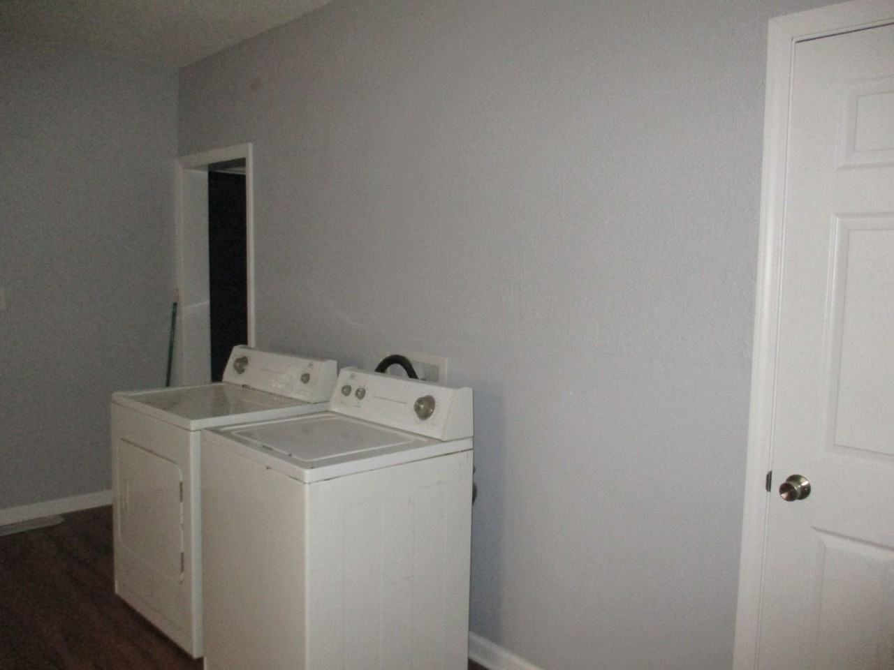 1214 Summit St - Photo 6 of 8