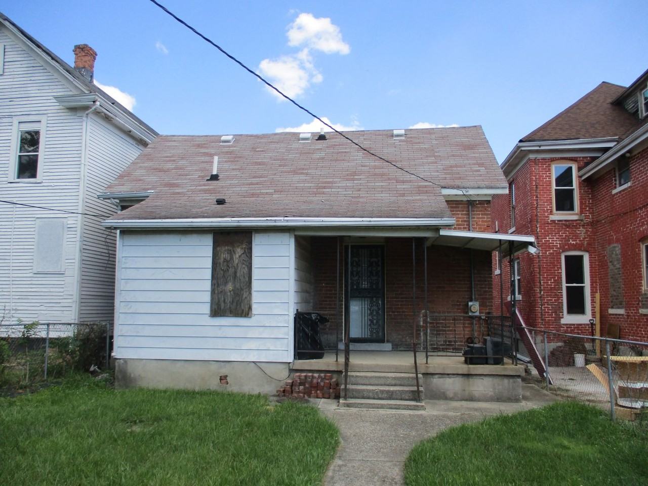 1214 Summit St - Photo 7 of 8