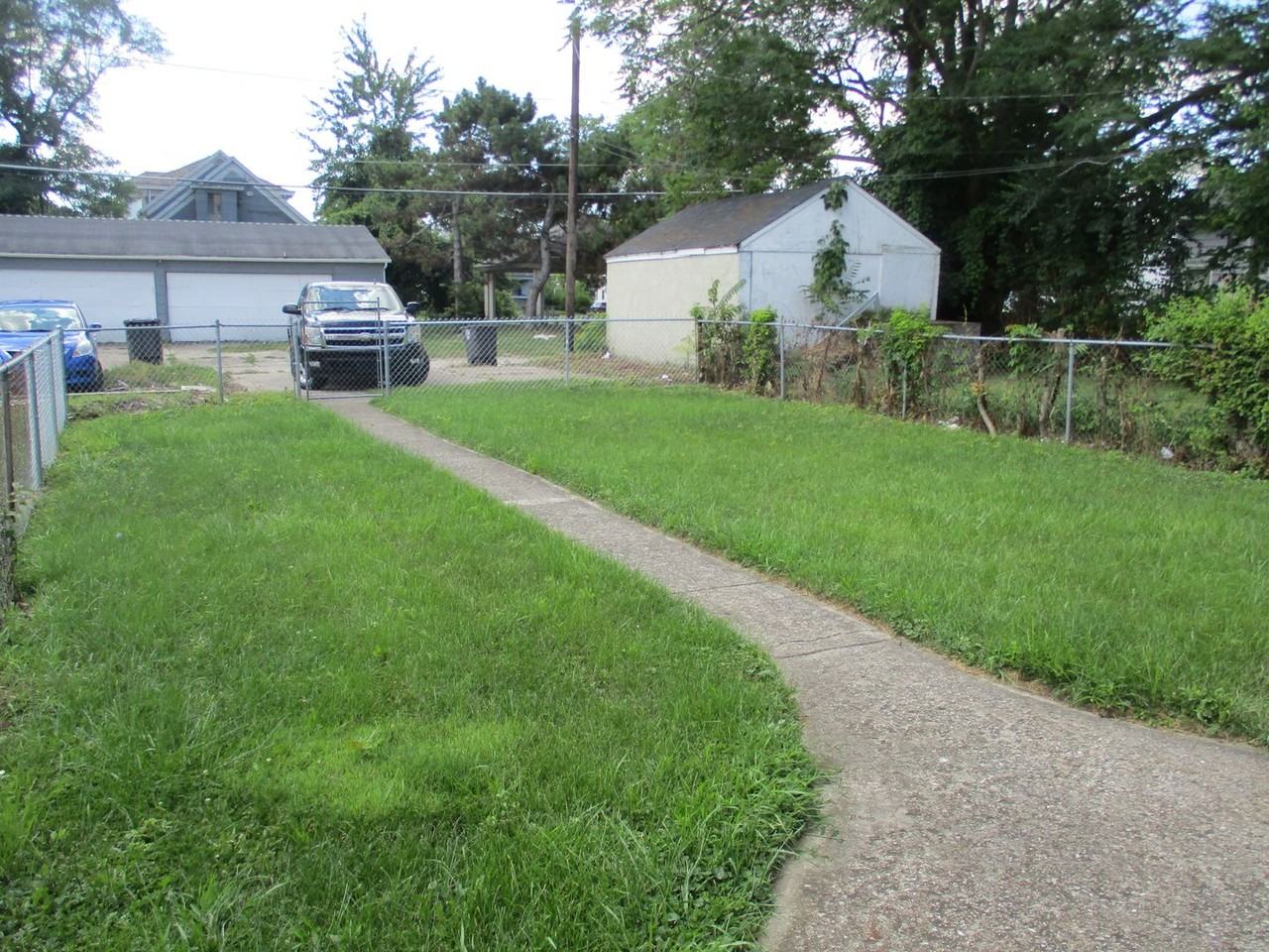 1214 Summit St - Photo 7 of 7