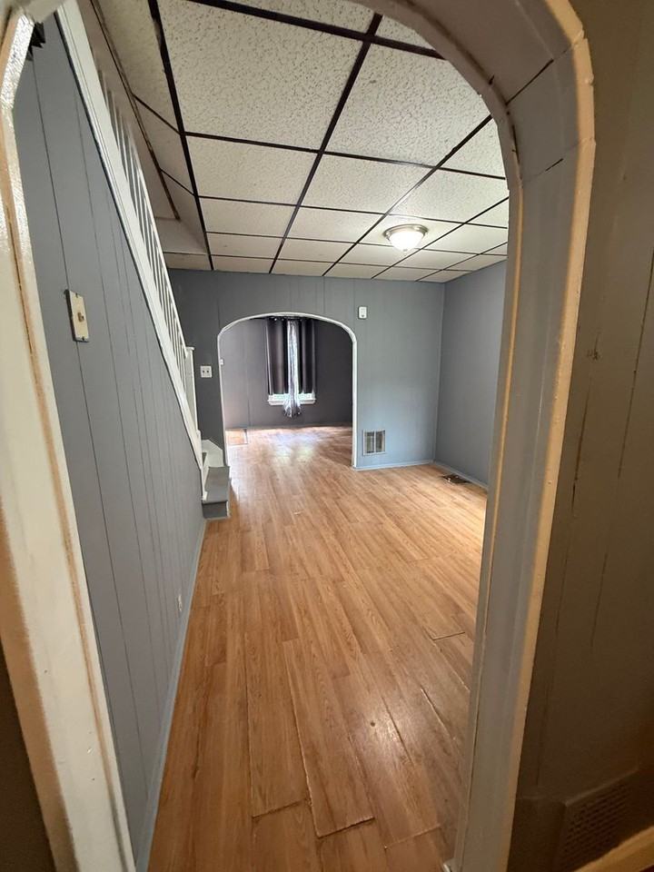 5318 Glenmore Ave - Photo 3 of 6