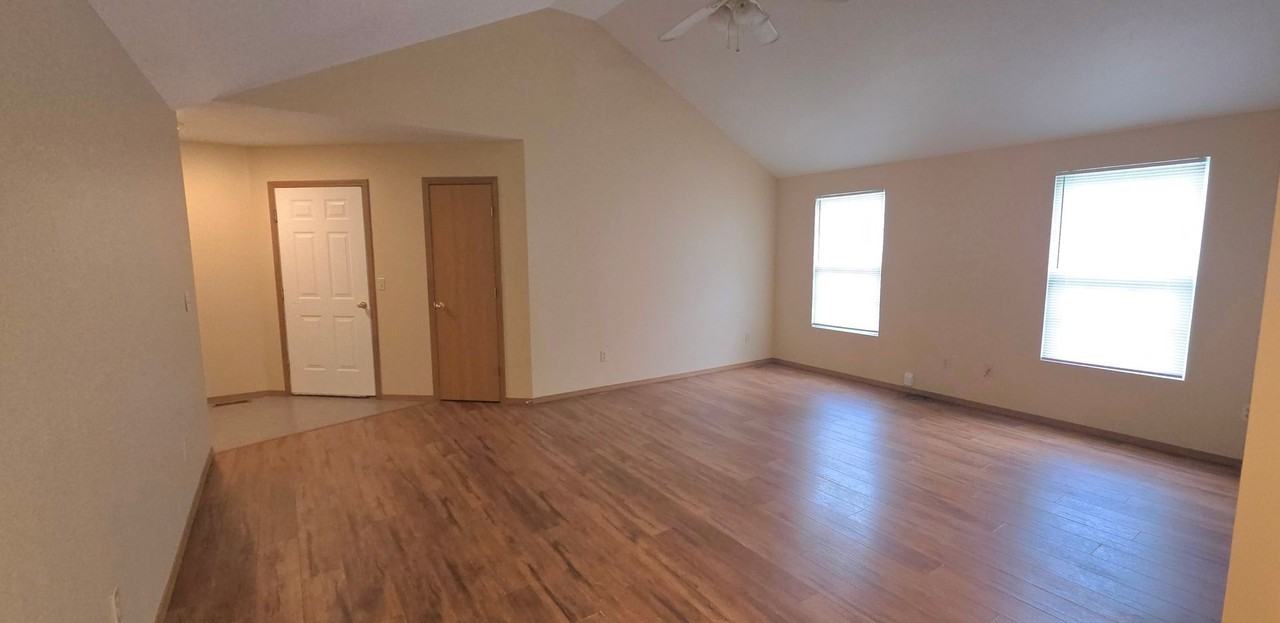 1066 S Missouri Ave - Photo 2 of 10