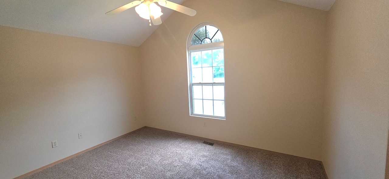 1066 S Missouri Ave - Photo 4 of 10
