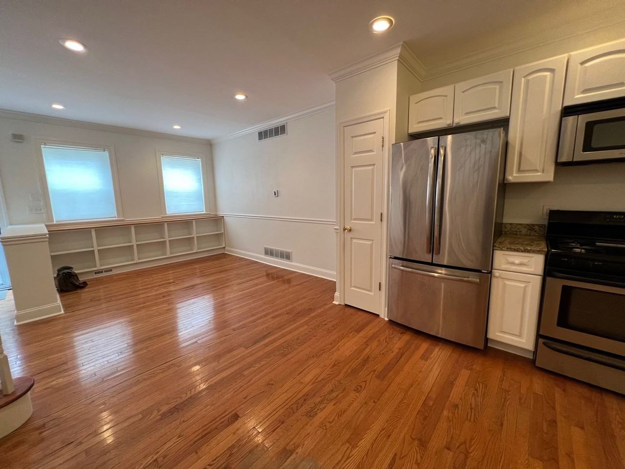 1007 S Chadwick St - Photo 3 of 13