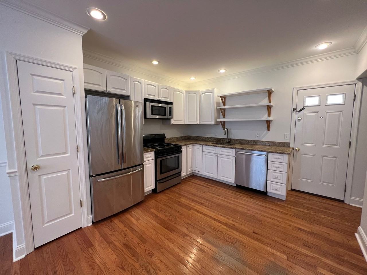 1007 S Chadwick St - Photo 4 of 13