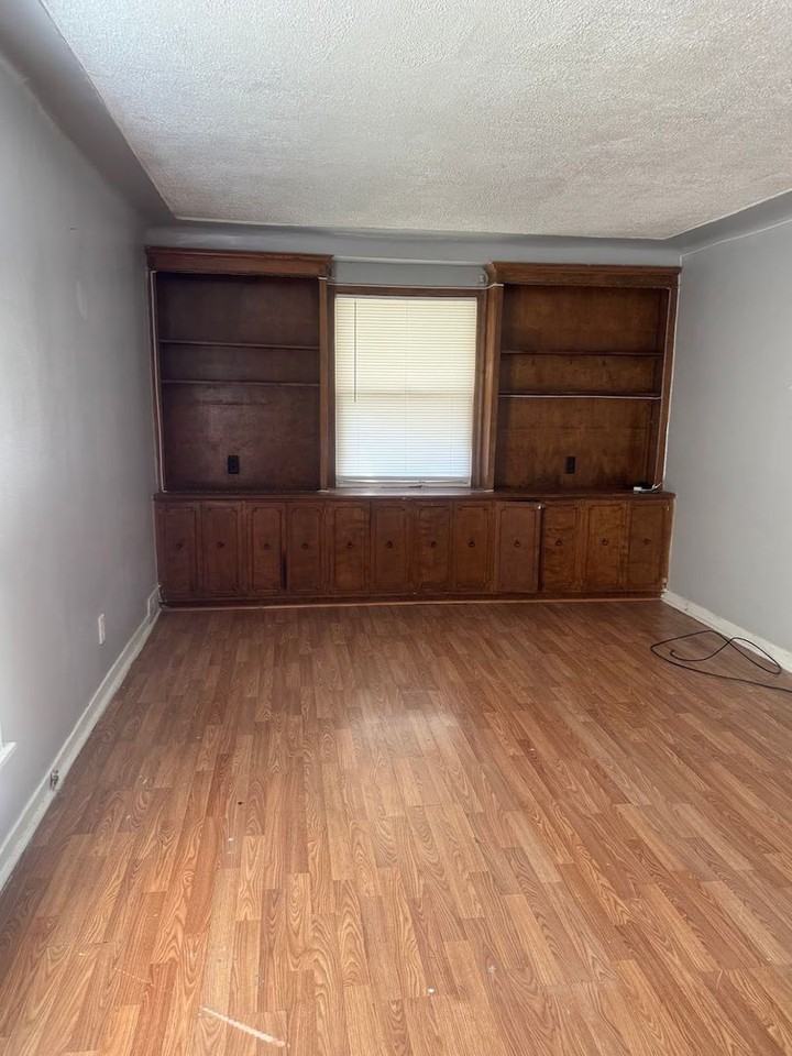 15805 Mendota St - Photo 2 of 7