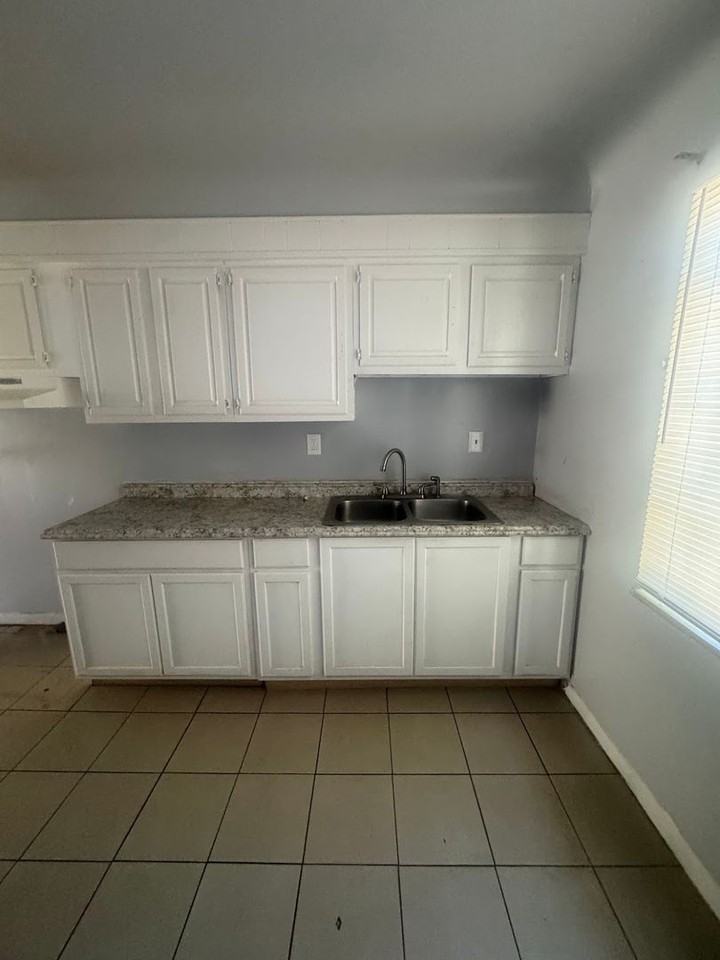 15805 Mendota St - Photo 3 of 7