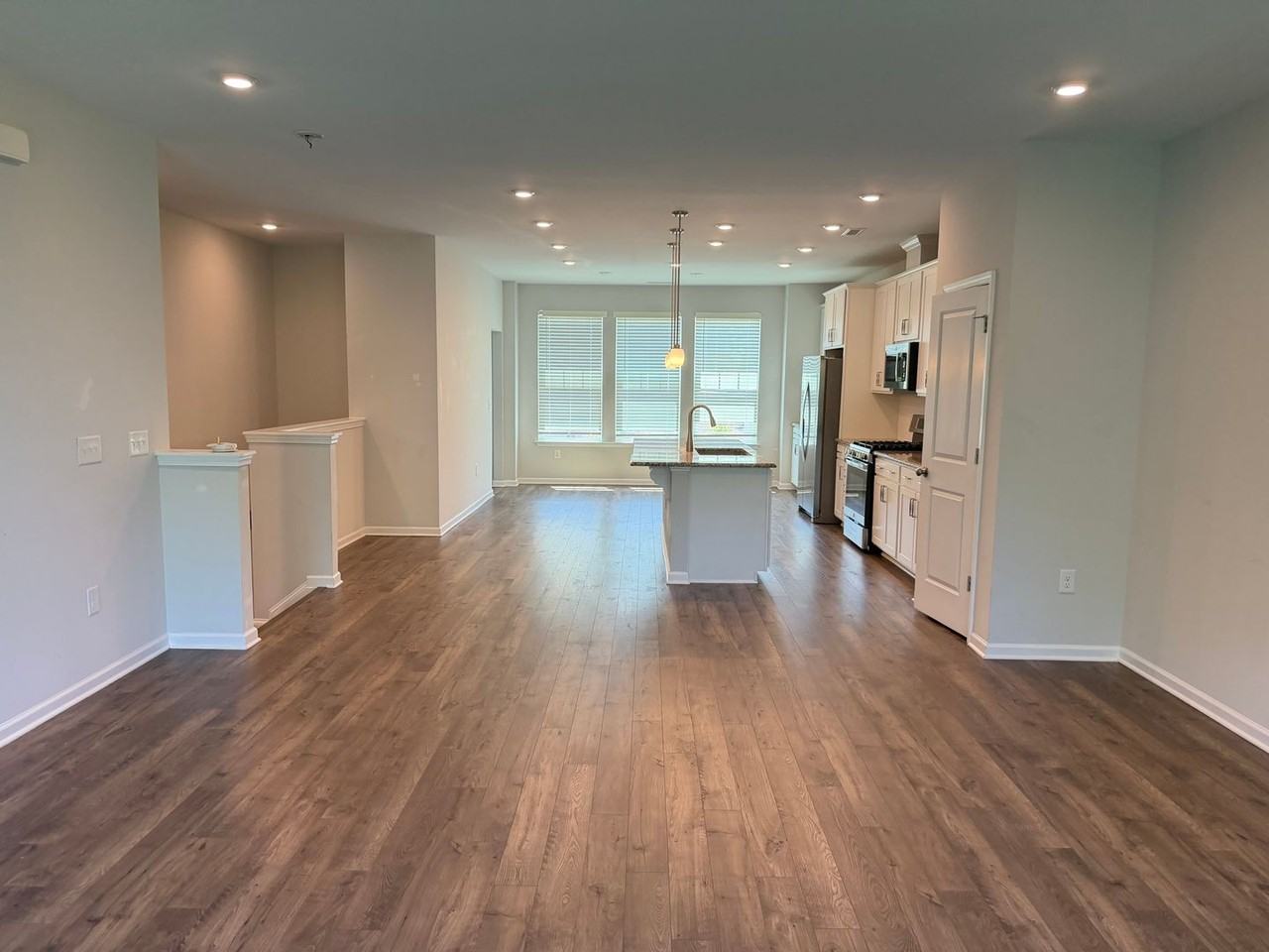1227 Commack Dr - Photo 3 of 18
