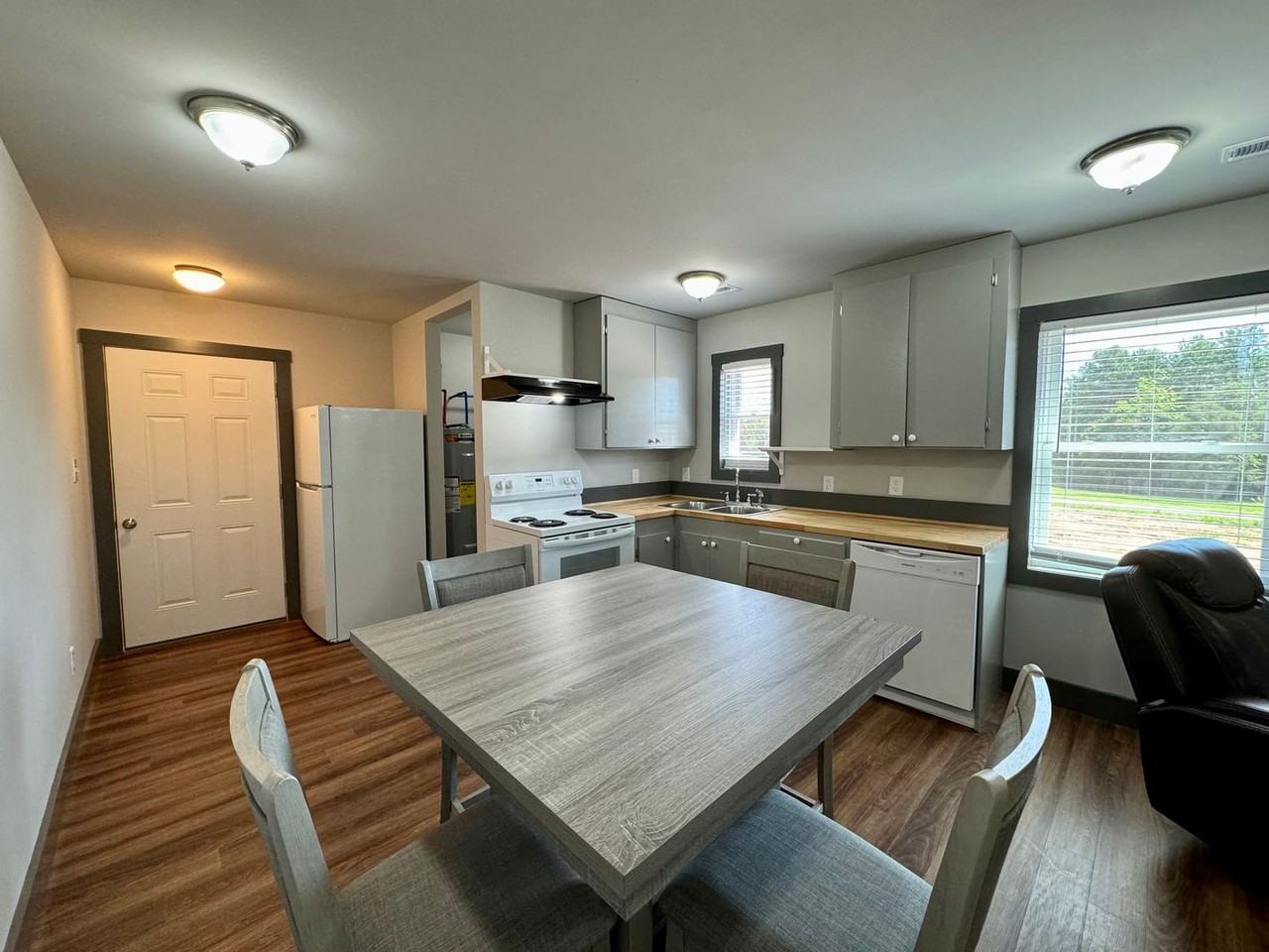 779 Boxwood Rd - Photo 2 of 14