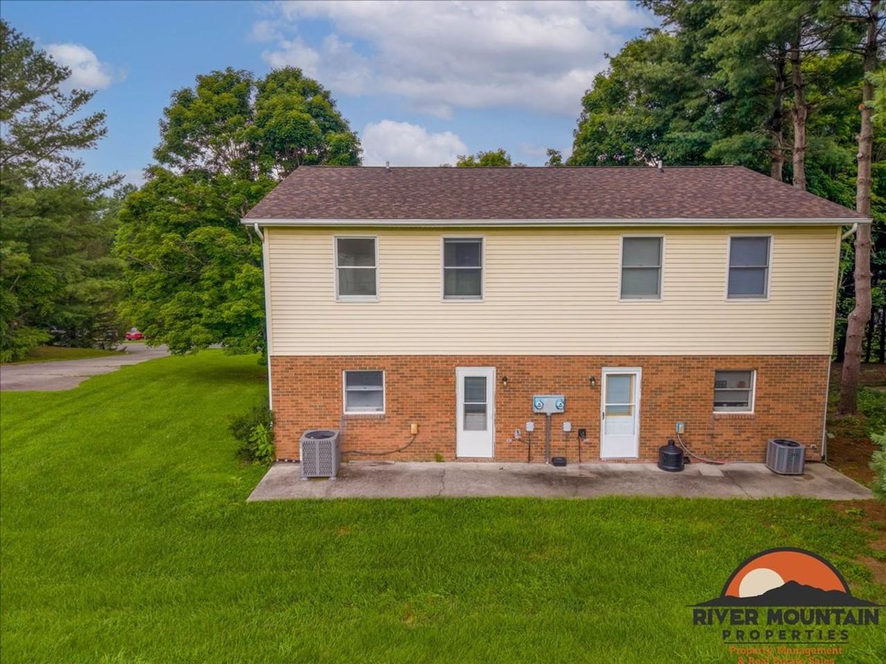 1485 Sandy Cir - Photo 4 of 18