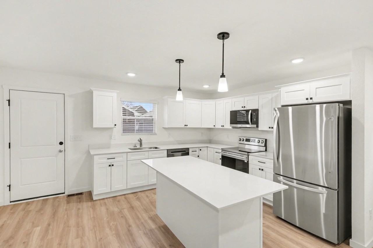 1657 Elm Tree St - Photo 4 of 24