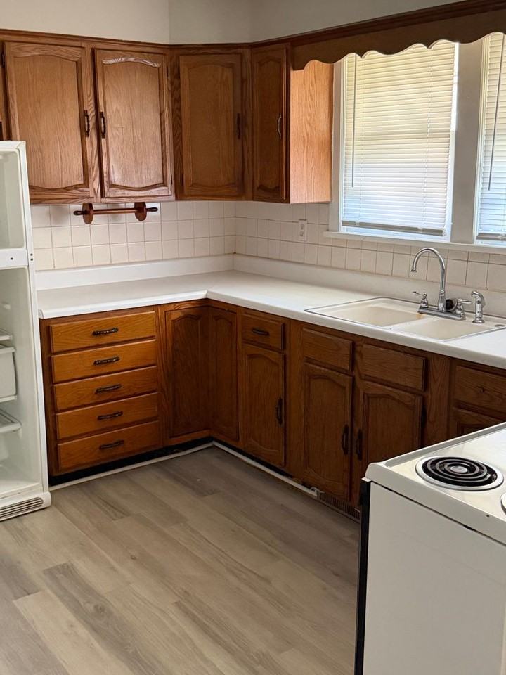 1120 N Cedar St - Photo 4 of 4