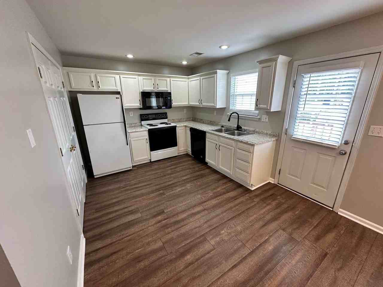 3049 Mapleleaf Park - Photo 4 of 19