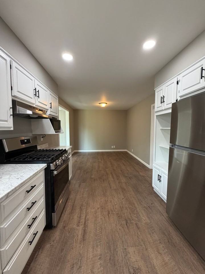 1518 Eastview Ave - Photo 4 of 25