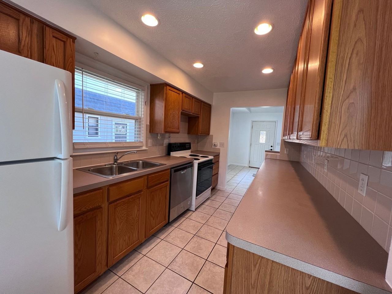 1008 Breton Rd Se - Photo 7 of 24