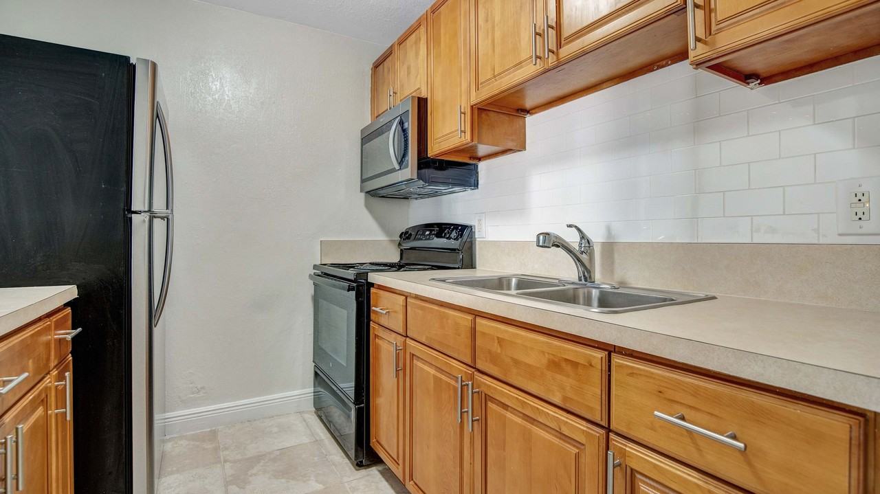 1743 Eastern Rd - Photo 3 of 9