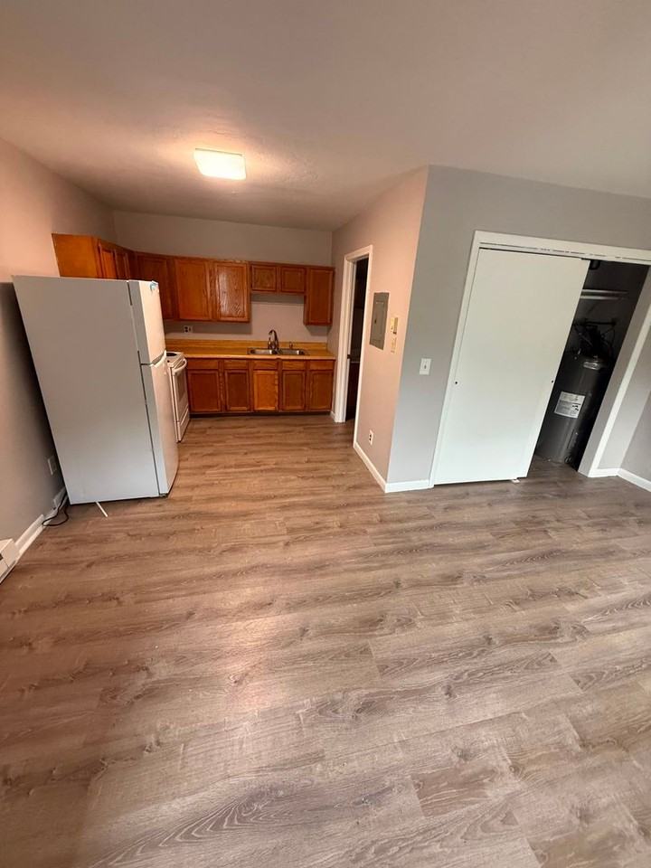 818 Main St - Photo 3 of 4