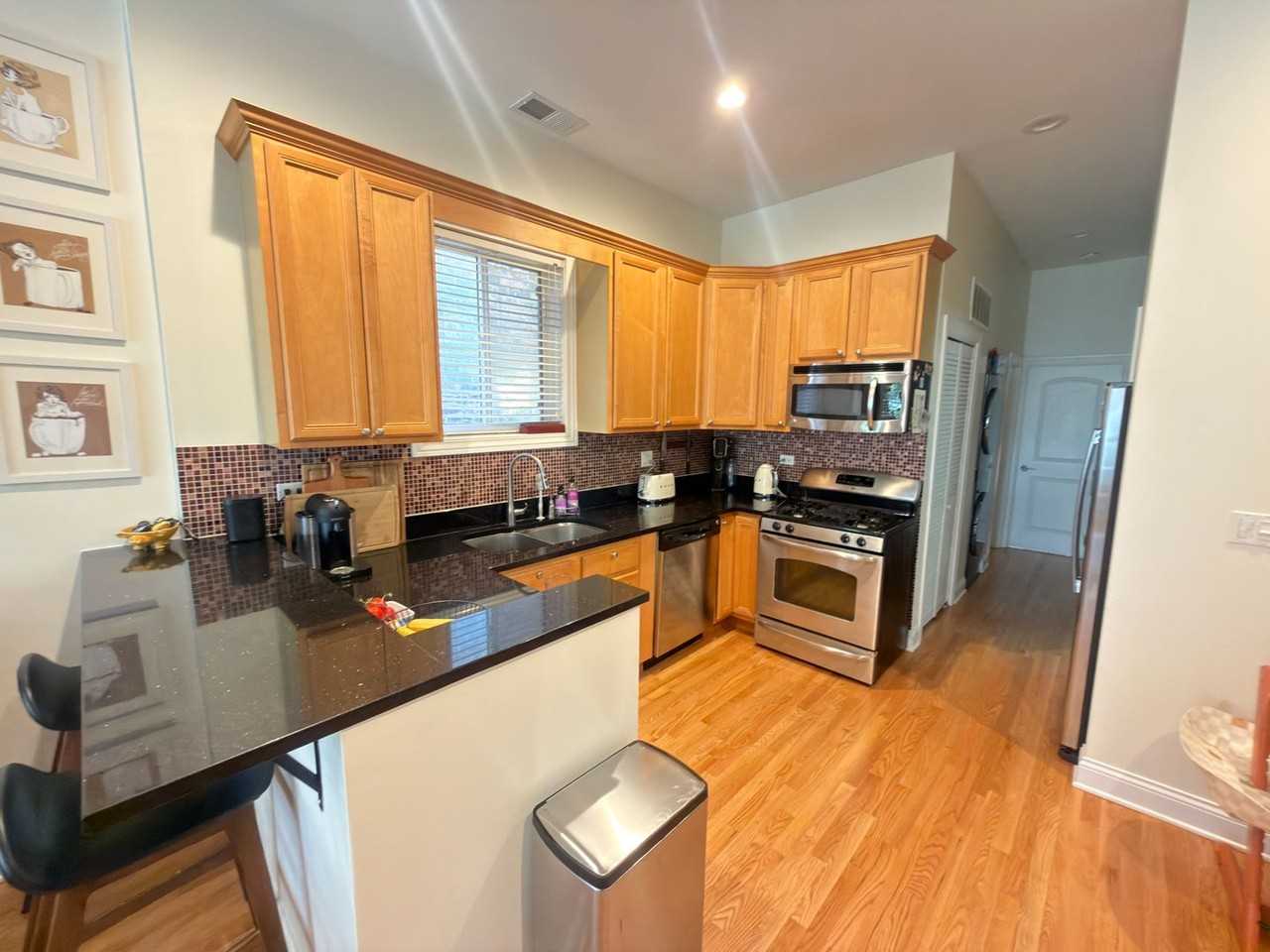 1508 W Erie St - Photo 5 of 17