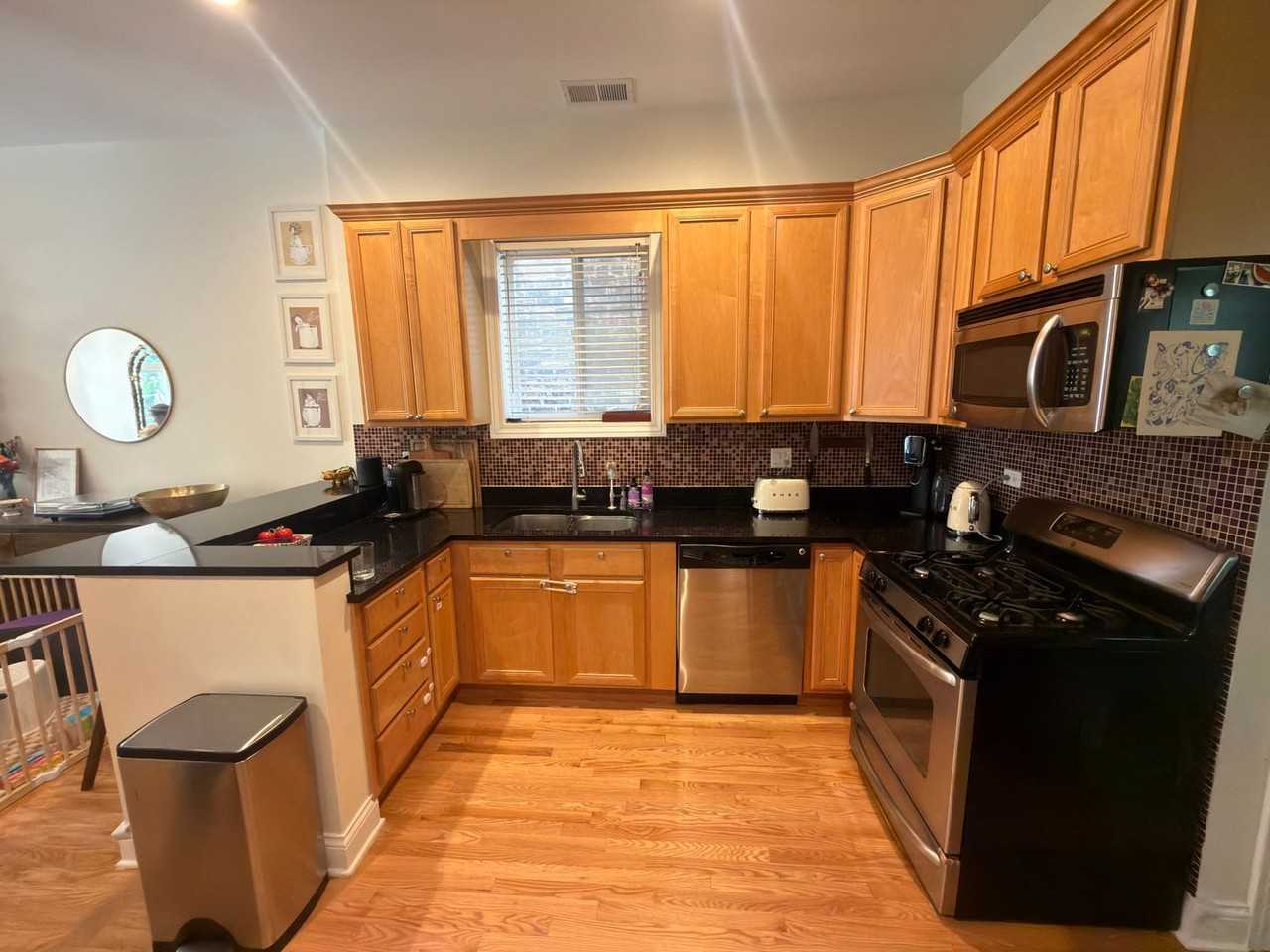 1508 W Erie St - Photo 6 of 17