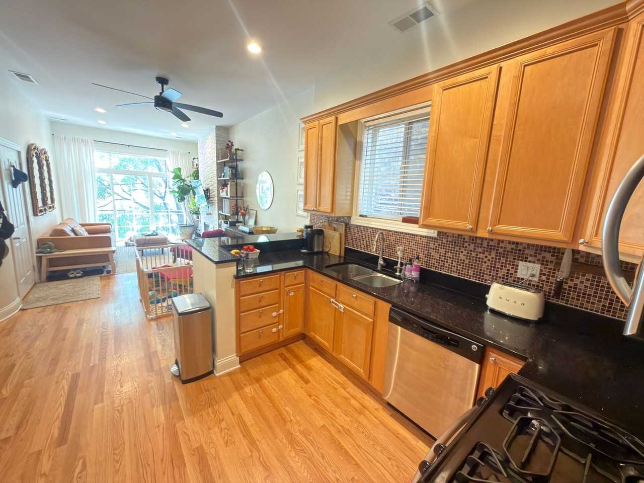 1508 W Erie St - Photo 7 of 17