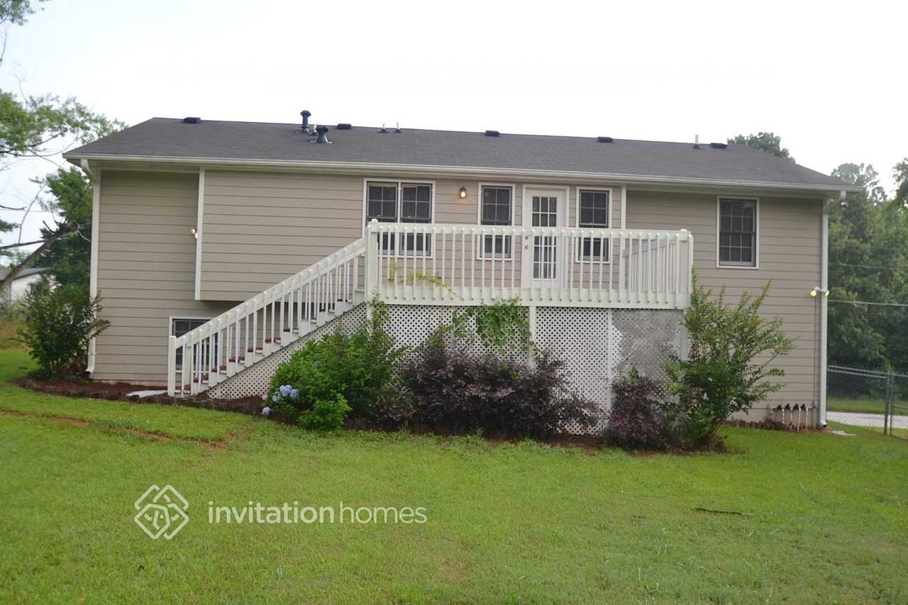 734 Shoreline Trl Se - Photo 2 of 3