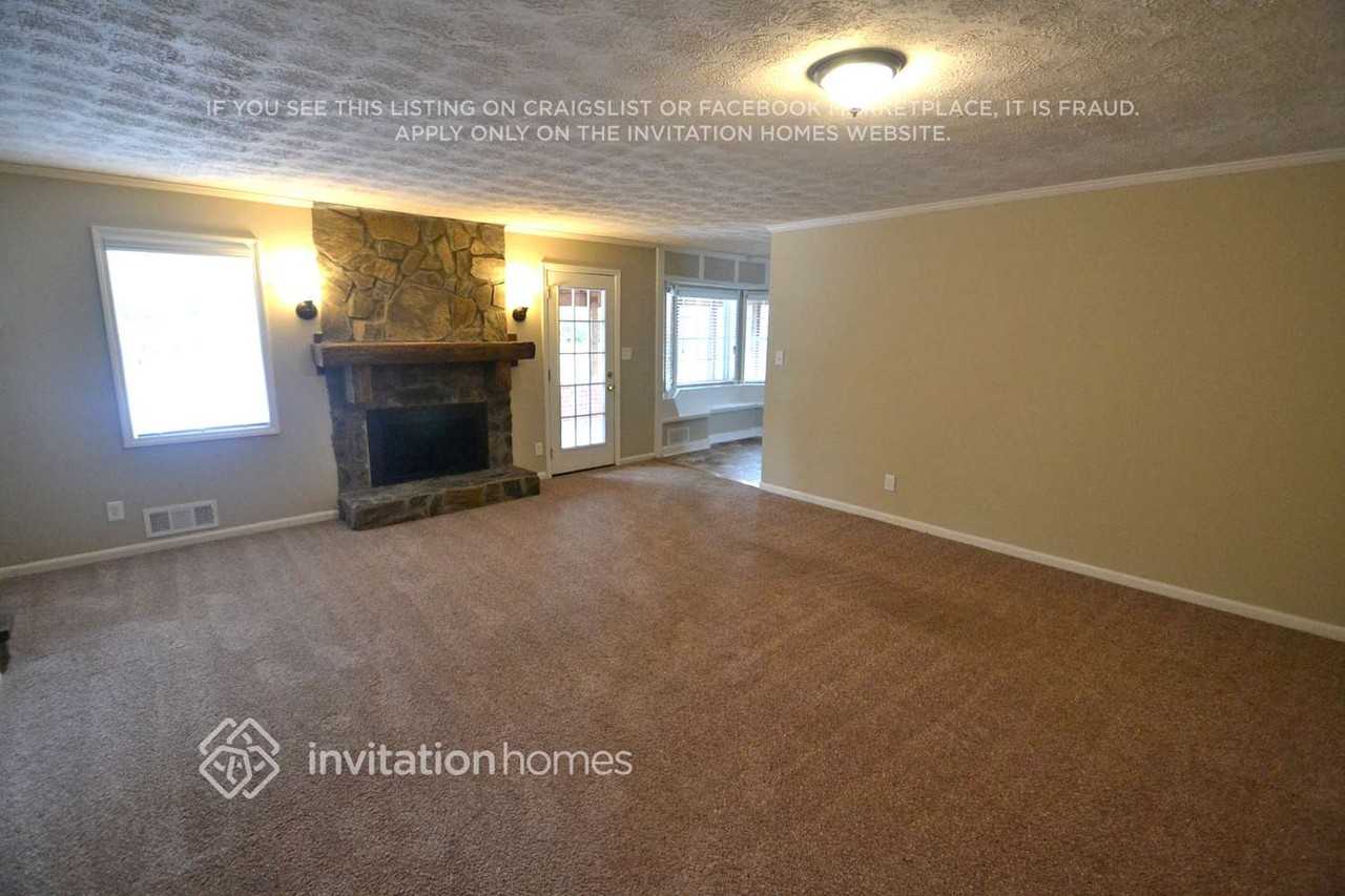 3921 Crestmoor Ct - Photo 2 of 10