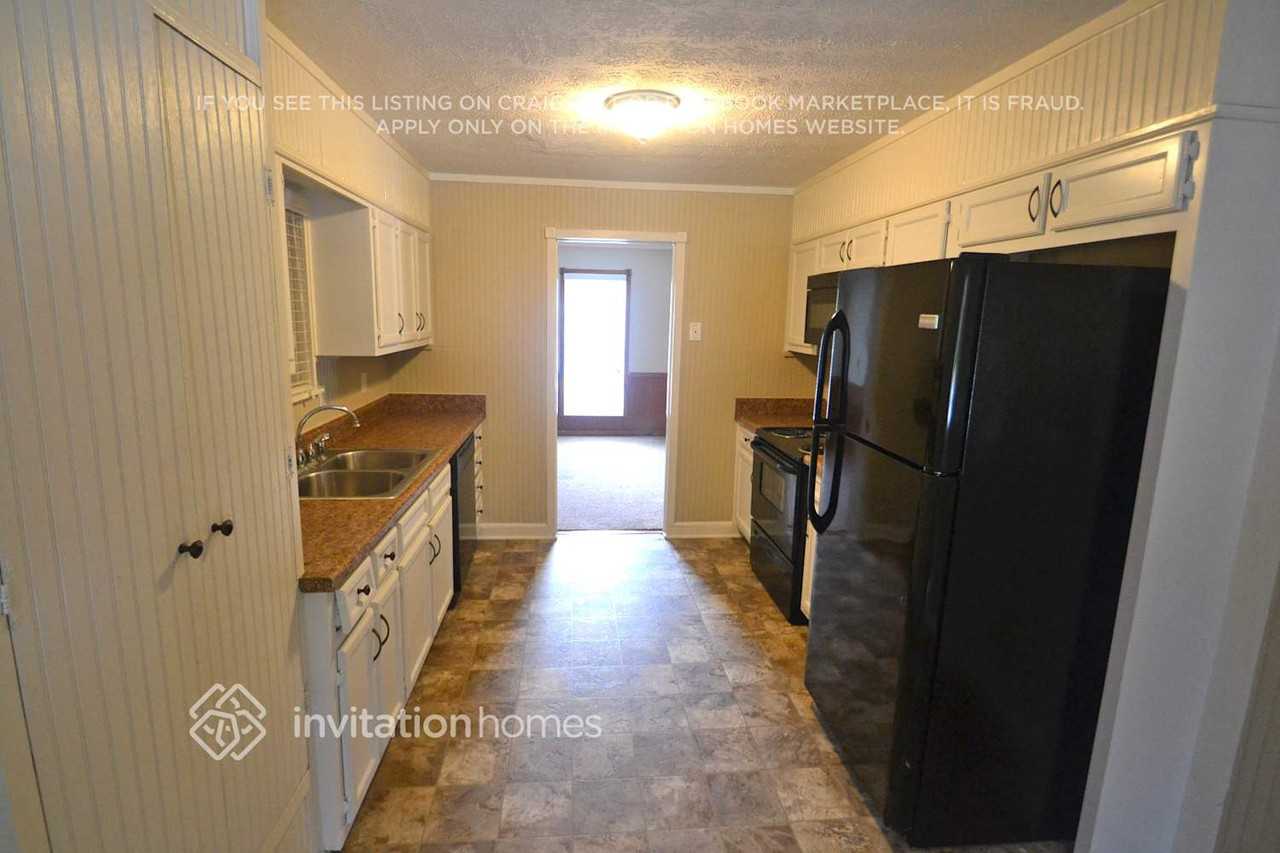 3921 Crestmoor Ct - Photo 3 of 10