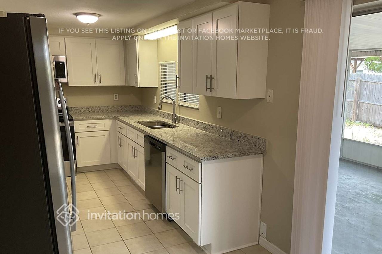 3910 Glissade Dr - Photo 4 of 20