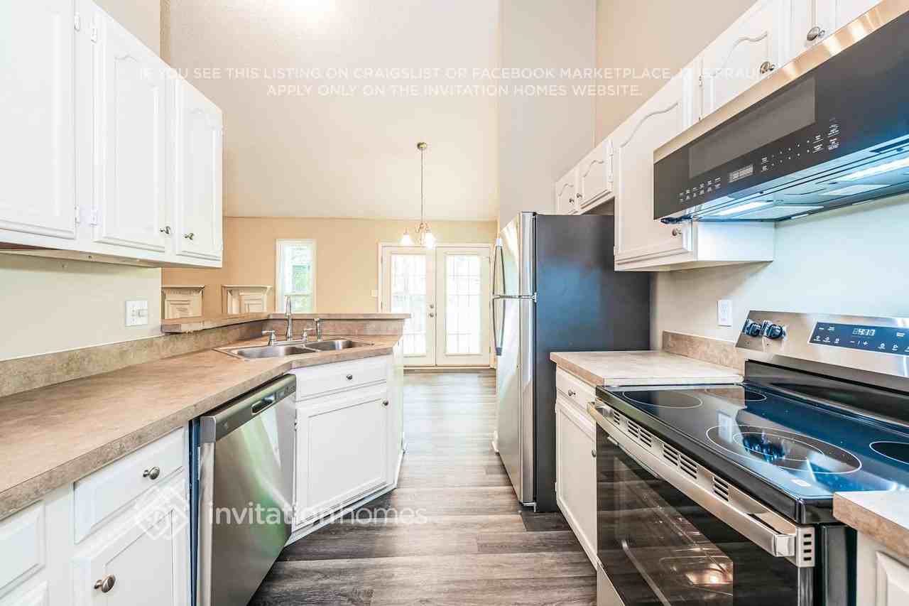 2704 Kempsford Pl - Photo 4 of 17
