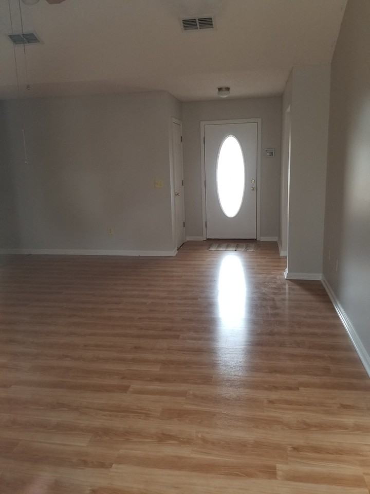 504 Bedford Ct - Photo 2 of 11