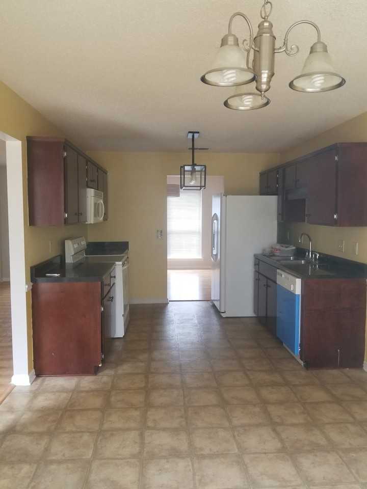 504 Bedford Ct - Photo 3 of 11
