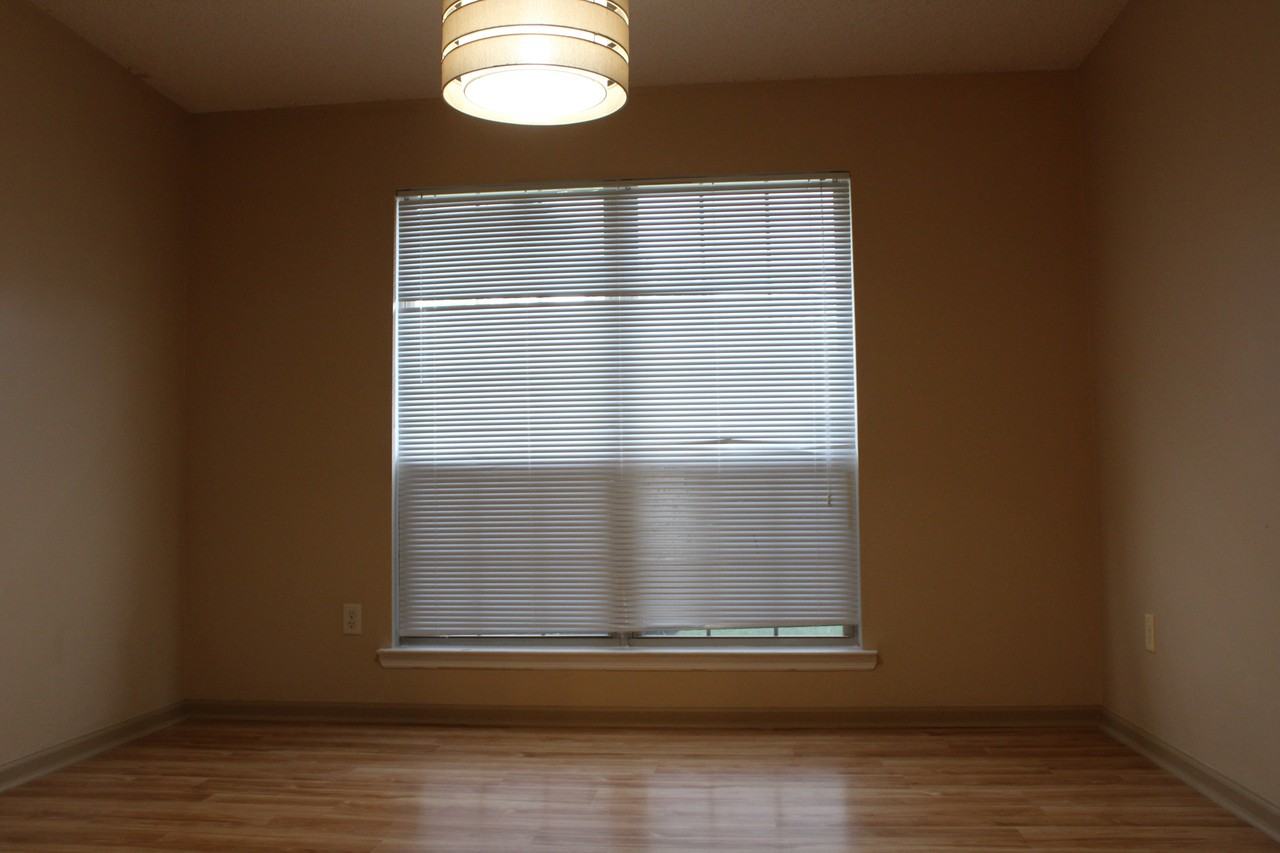 504 Bedford Ct - Photo 4 of 11