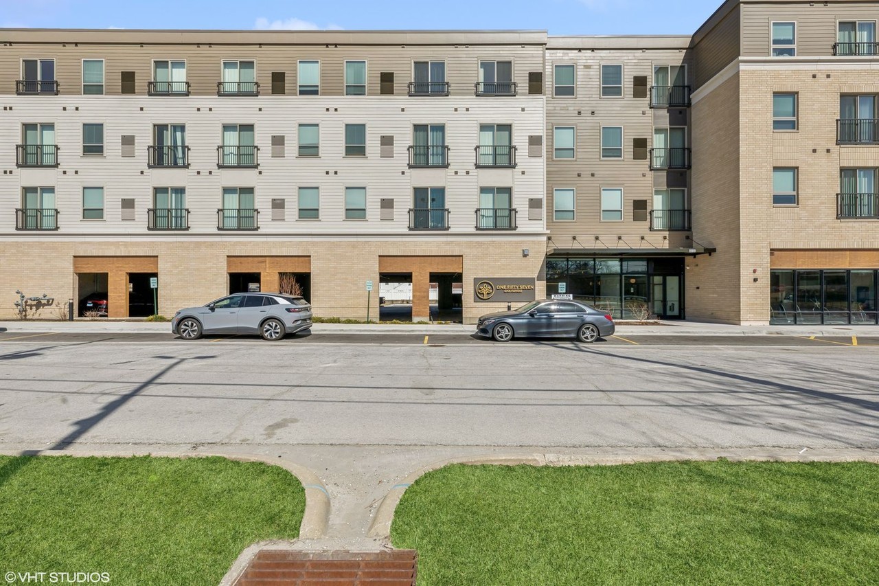 One Fifty Seven Oak Forest - Photo 6 of 23
