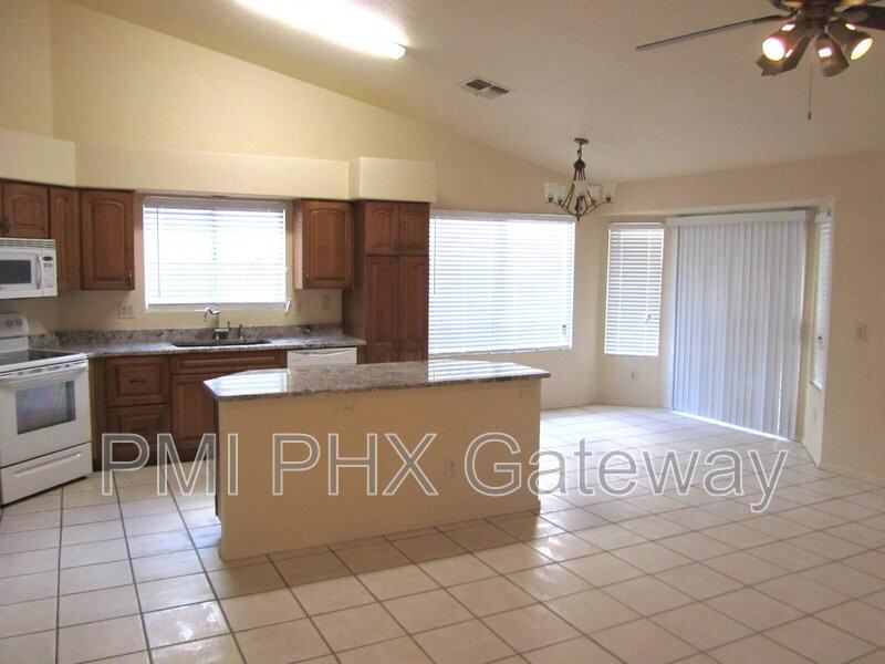 6702 N 89th Ave - Photo 2 of 10