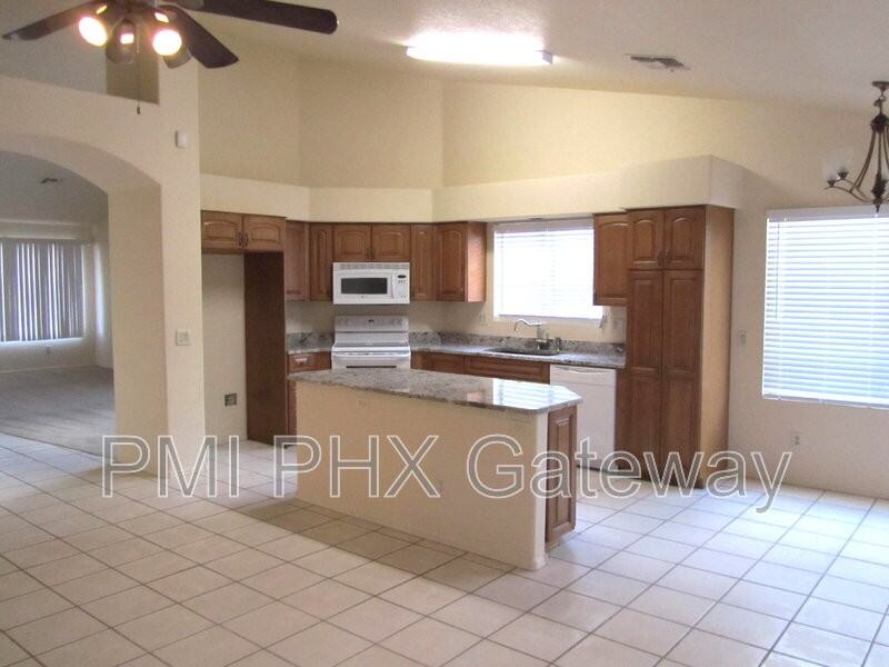 6702 N 89th Ave - Photo 3 of 10