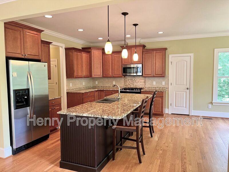 5804 Yates Mill Pond Rd - Photo 7 of 20