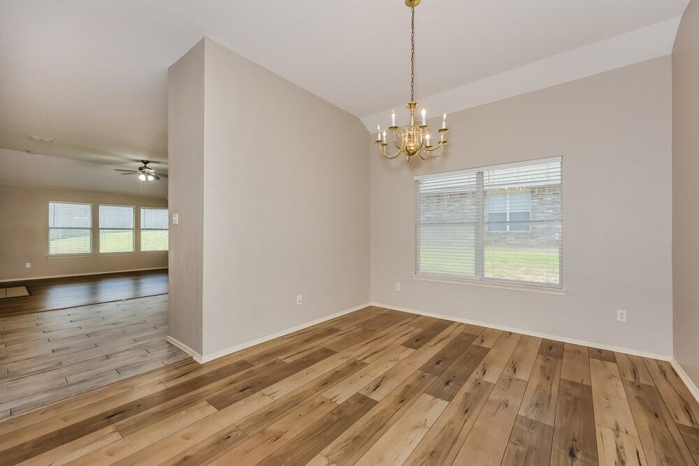 1082 Magnolia Ln - Photo 5 of 16